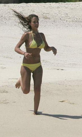 Jessica Alba sur la plage